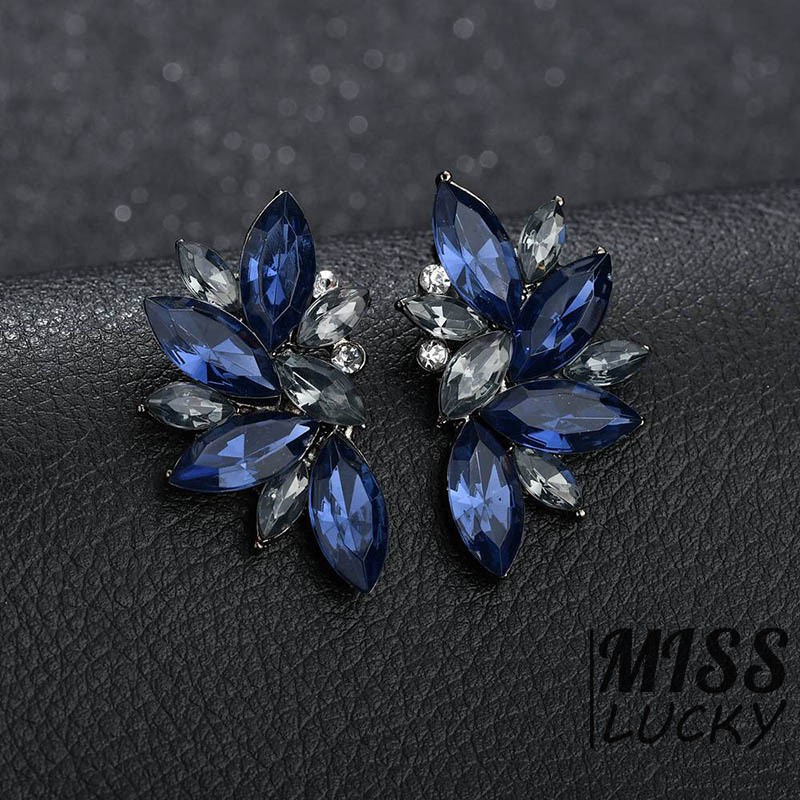 Khuyên tai nữ kiểu dáng thời trang sang trọng