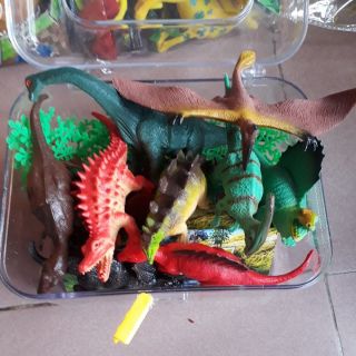 Hộp đồ chơi mô hình khủng long, cây.