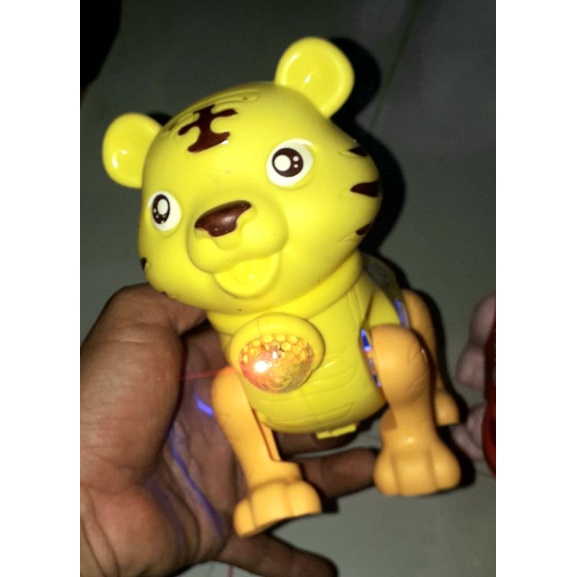 Mô hình chú Hổ đi dạo bằng nhựa có nhạc và đèn led rất đẹp tặng kèm pin