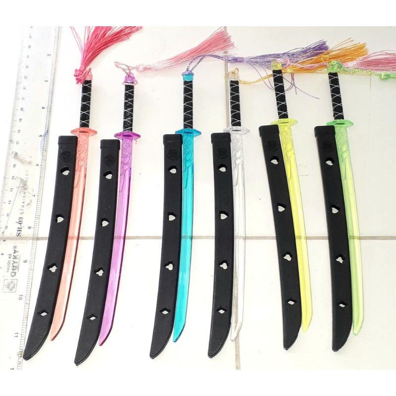 Một thanh_gươm trưng bày bằng nhựa dài 24cm