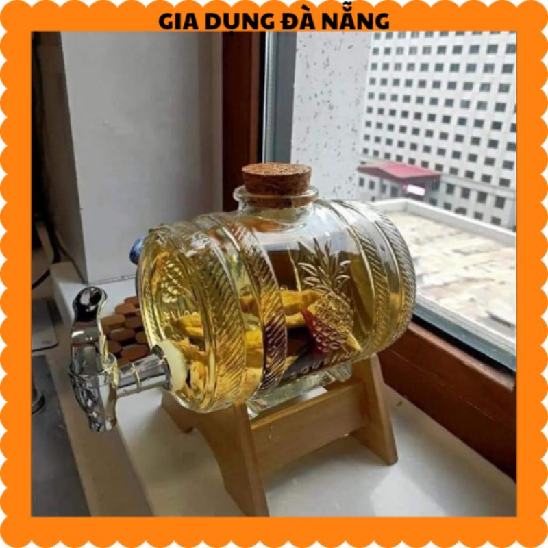 Bình rượu thủy tinh có vói kèm kệ gỗ sang chảnh