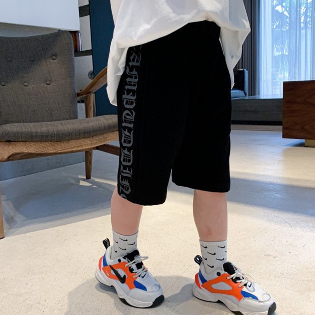 Quần short lửng đen chữ xám cho bé sz 90-150