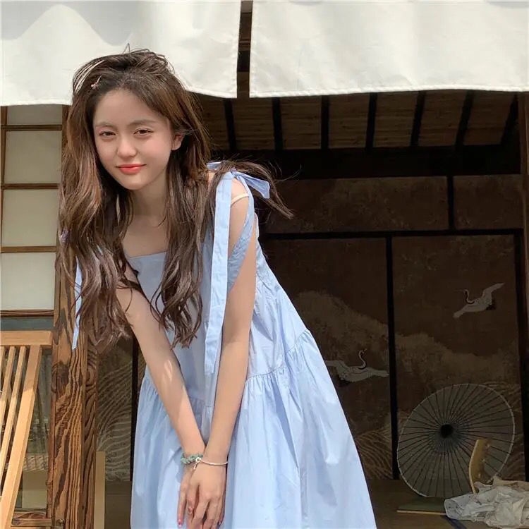 Đầm Hai Dây Mùa Hè 2022 Thắt Nơ Eo Nhỏ Dài Ngang Gối Màu Trắng Cho Nữ