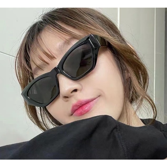 Mắt kính mát vuông đen dành cho nữ nam