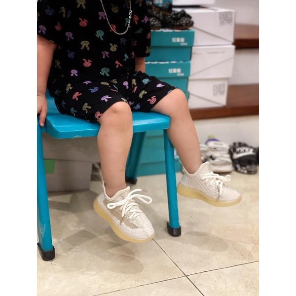 Giày cho bé trai và bé gái dáng unisex