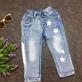 Quần jeans shop bé trai gái đều mặc được.
