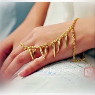 Vòng Tay Nối Nhẫn Xi Màu Vàng Kim Gắn Đinh Nhọn Cá Tính