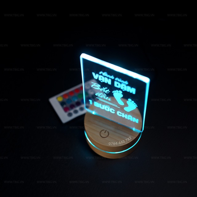 12 Mẫu Đèn Bàn Tạo Động Lực đế Gỗ mặt Mica khắc laser LEVU