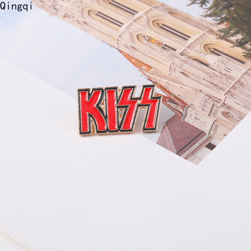 Ghim cài áo Miss Zoe hình chữ KISS thời trang