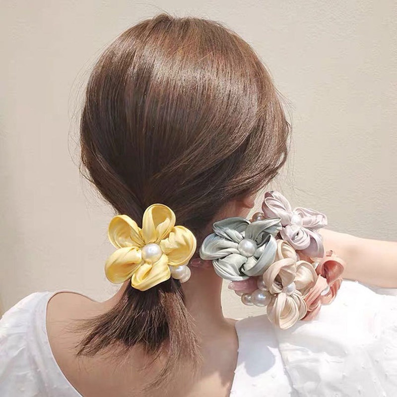 Dây buộc tóc WE FLOWER chất liệu cao su co giãn đính hạt ngọc trai và hoa đáng yêu cho nữ