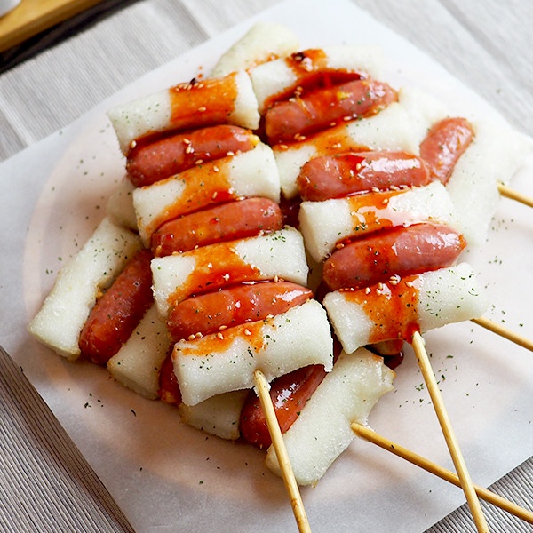 Bánh gạo xúc xích xiên Tèobokki 280g