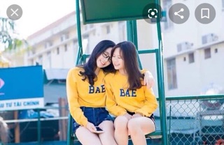 Áo croptop tay dài BAE vàng