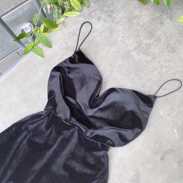 Đầm váy nữ màu đen 2 dây cổ đổ hở lưng xẻ đùi
