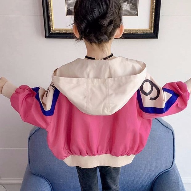 Áo khoác có mũ trùm phối màu sắc tương phản thời trang mùa thu cho bé gái