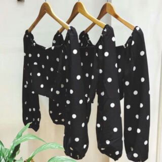 Áo cổ U chấm bi tay bèo