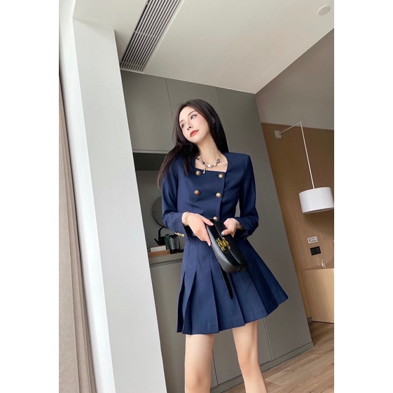 Set trang phục thương hiệu YSL cao cấp gồm áo dài tay croptop cổ vuông sang trọng và chân váy xếp ly