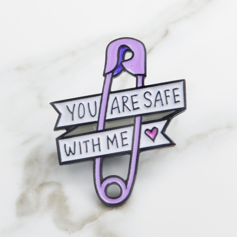 Huy hiệu cài áo QIHE JEWELRY tráng men kiểu dáng ghim băng và chữ cái You Are Safe With Me làm quà tặng bạn bè