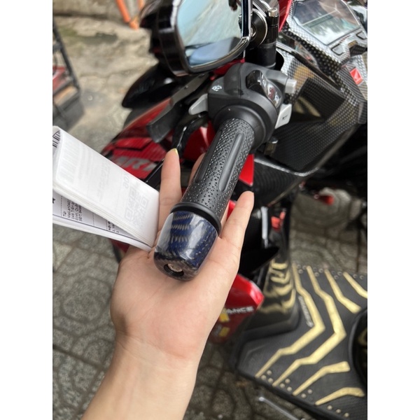 Gù Carbon chống rung tay lái