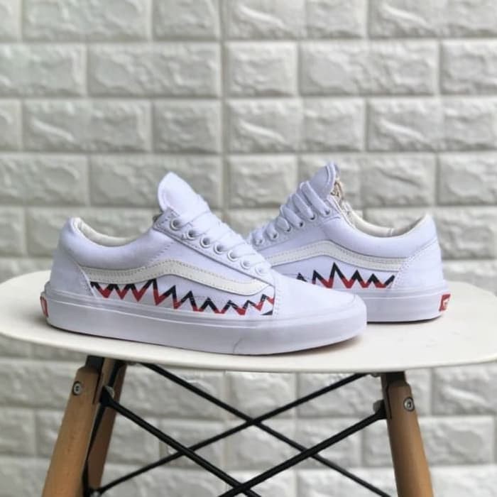 Bape Giày Vans Màu Trắng Họa Tiết Răng Cá Mập Độc Đáo Cá Tính