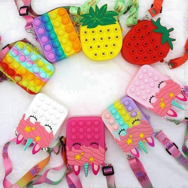 Túi đeo chéo kèm đồ chơi Pop it giải trí mọi lúc mọi nơi