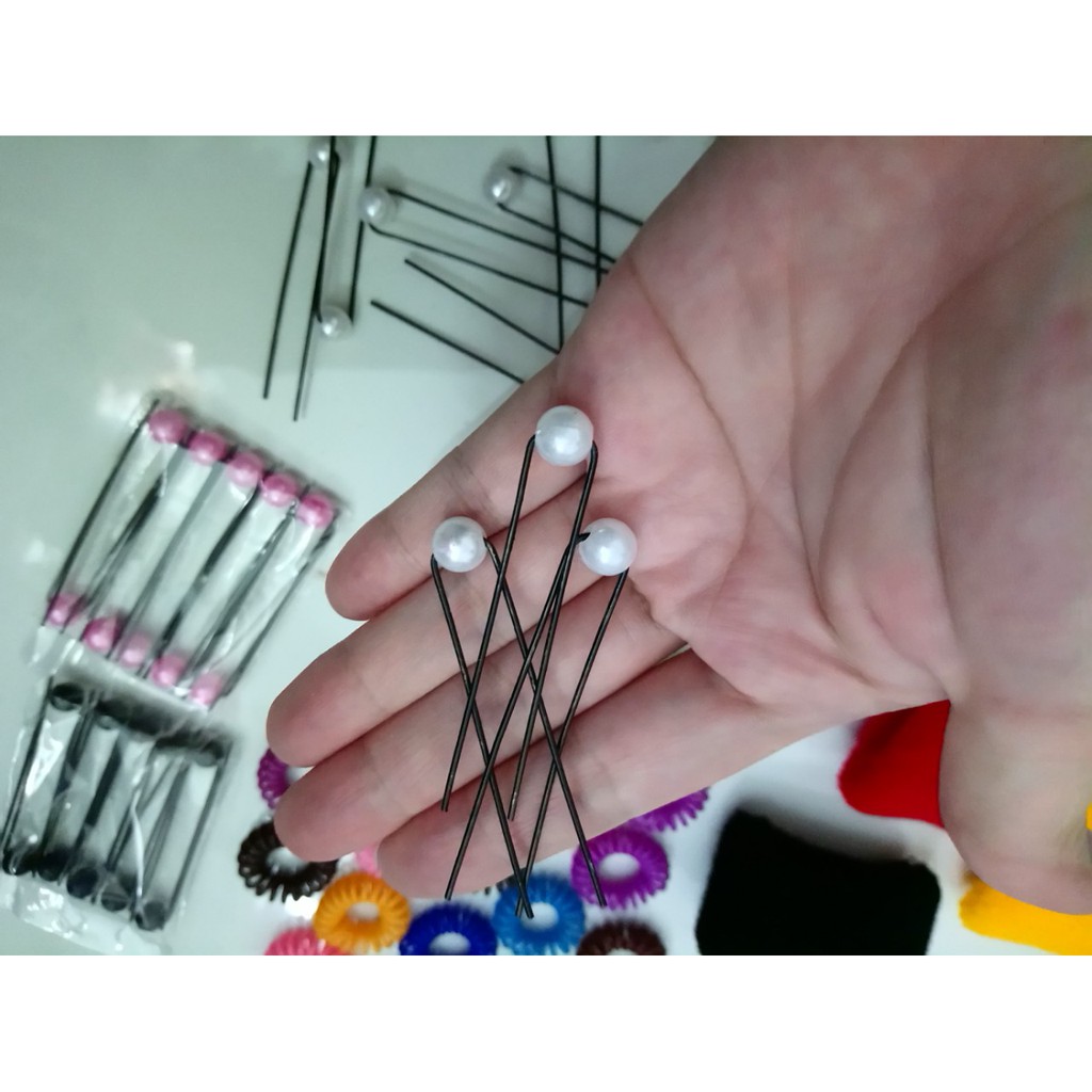 combo bộ phụ kiện tóc y hình. giá 105k nguyên bộ. gồm 30 ghim tóc hạt trai. 5 cột tóc bãn lớn. 20 cột tóc lò xo