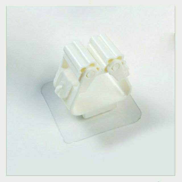 Móc kẹp chổi đa năng dán tường