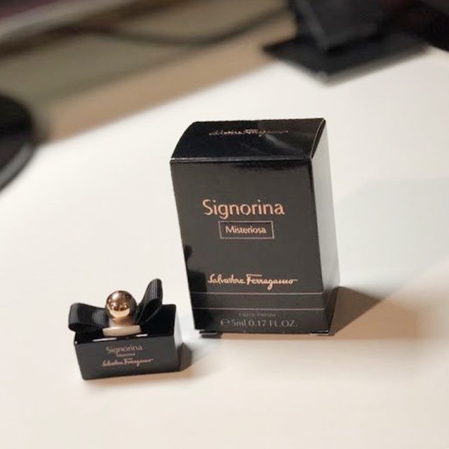 Nước hoa Signorina đen EDP mini 5ml