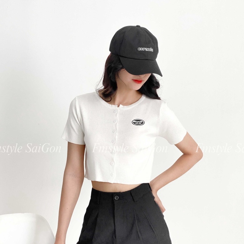 Áo len nữ tay ngắn gài nút mác thêu, áo croptop cộc tay kiểu dáng ulzzang Hàn Quốc Fmstyle Saigon 21ALU05A962003 | BigBuy360 - bigbuy360.vn