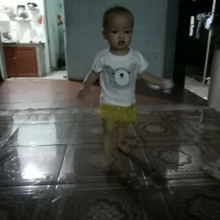 Áo phông trắng hình gấu cho bé.