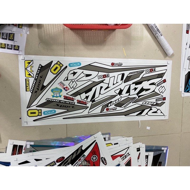 Tem chế Satria Fi dán xe đen