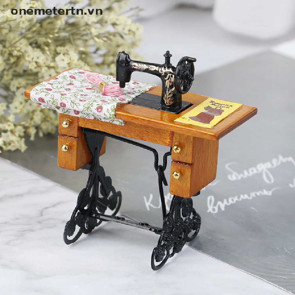 【onemetertn】 Vintage Miniature Sewing Machine With Cloth for 1/12 Scale Dollhouse Decoration [VN]