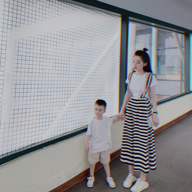 Set yếm thun váy kẻ+áo pull trắng nhaa