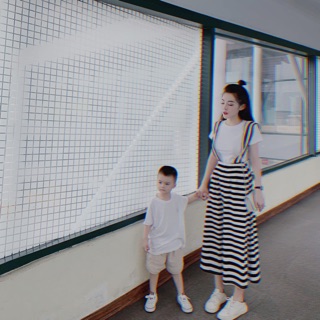 Set yếm thun váy kẻ+áo pull trắng nhaa
