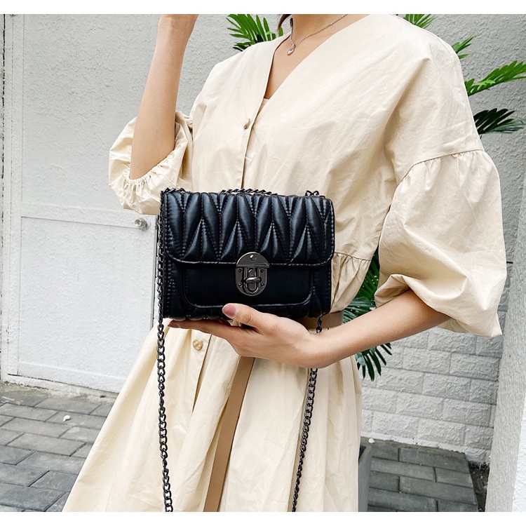 Túi Đeo Nữ Dây Xích Khóa Bầu Dục SP2440