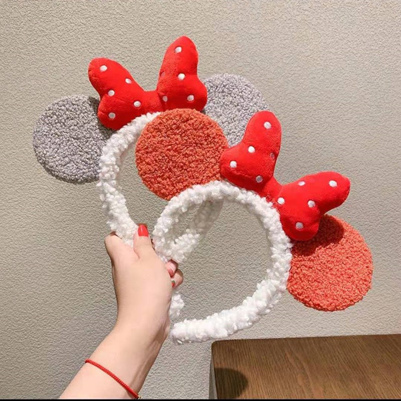 Cái tóc tai chuột nơ đỏ