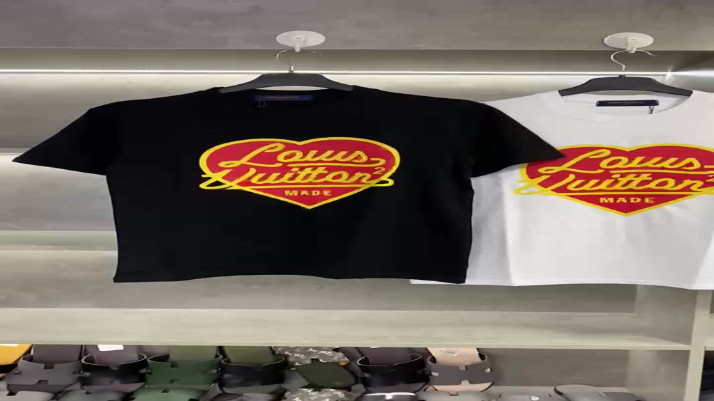 Áo thun nam nữ Lờ Vi trái tim cổ tròn. Áo Phông Trái Tim Siêu Hot Thiết kế đẹp mắt trẻ trung năng động. | BigBuy360 - bigbuy360.vn