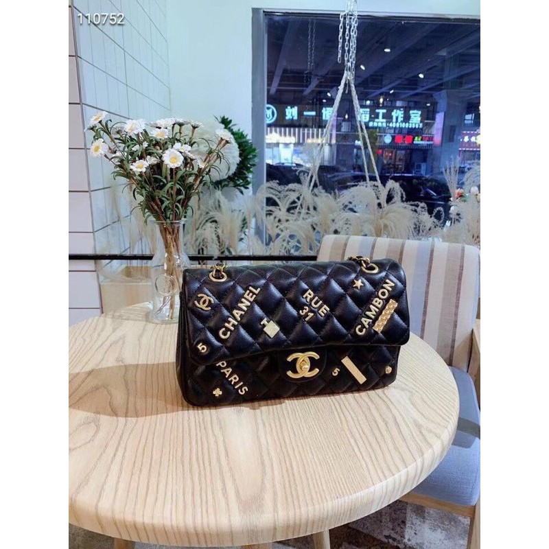 Túi đeo chéo hoạ tiết charm