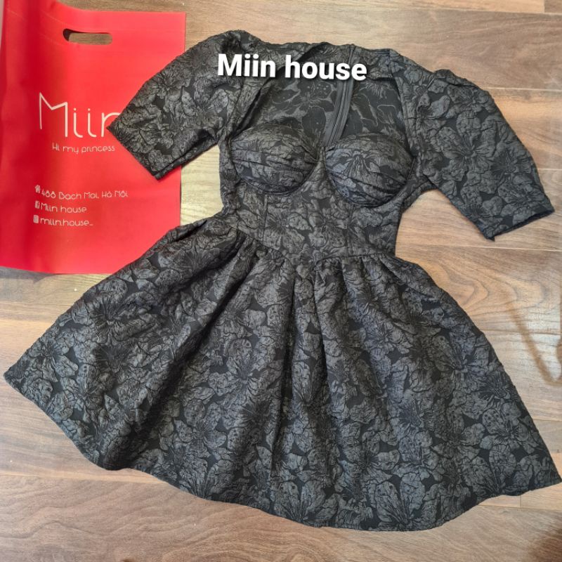 Váy cúp ngực ngắn tay gấm xốp dáng xòe | BigBuy360 - bigbuy360.vn