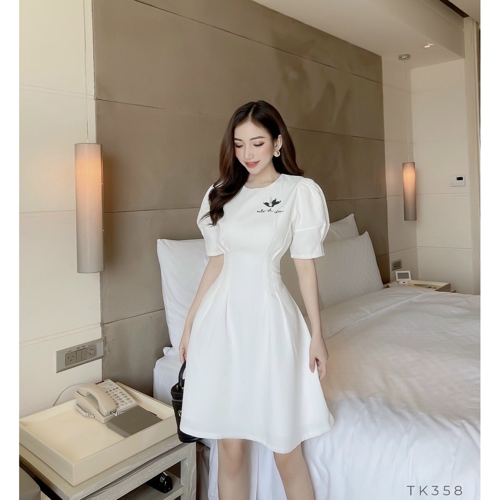 Gom Dress. Đầm may cách điệu, nền thêu tỉ mỉ