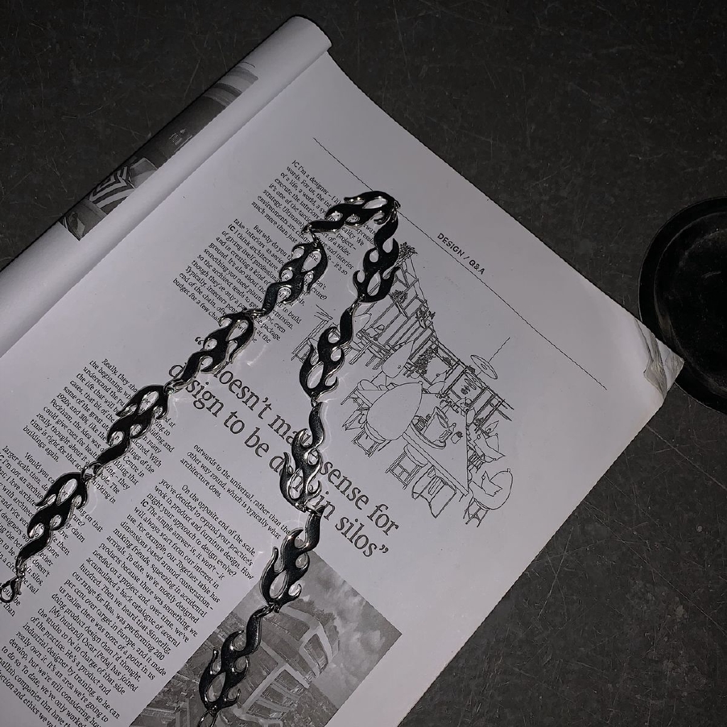 Vòng cổ tối màu hình ngọn lửa độc đáo đẹp mắt