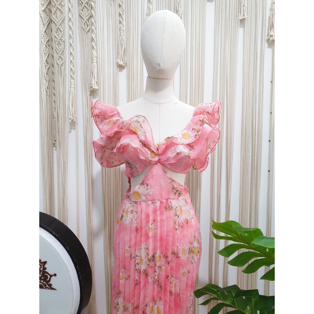 Váy hoa Ngọc Trinh khoét eo