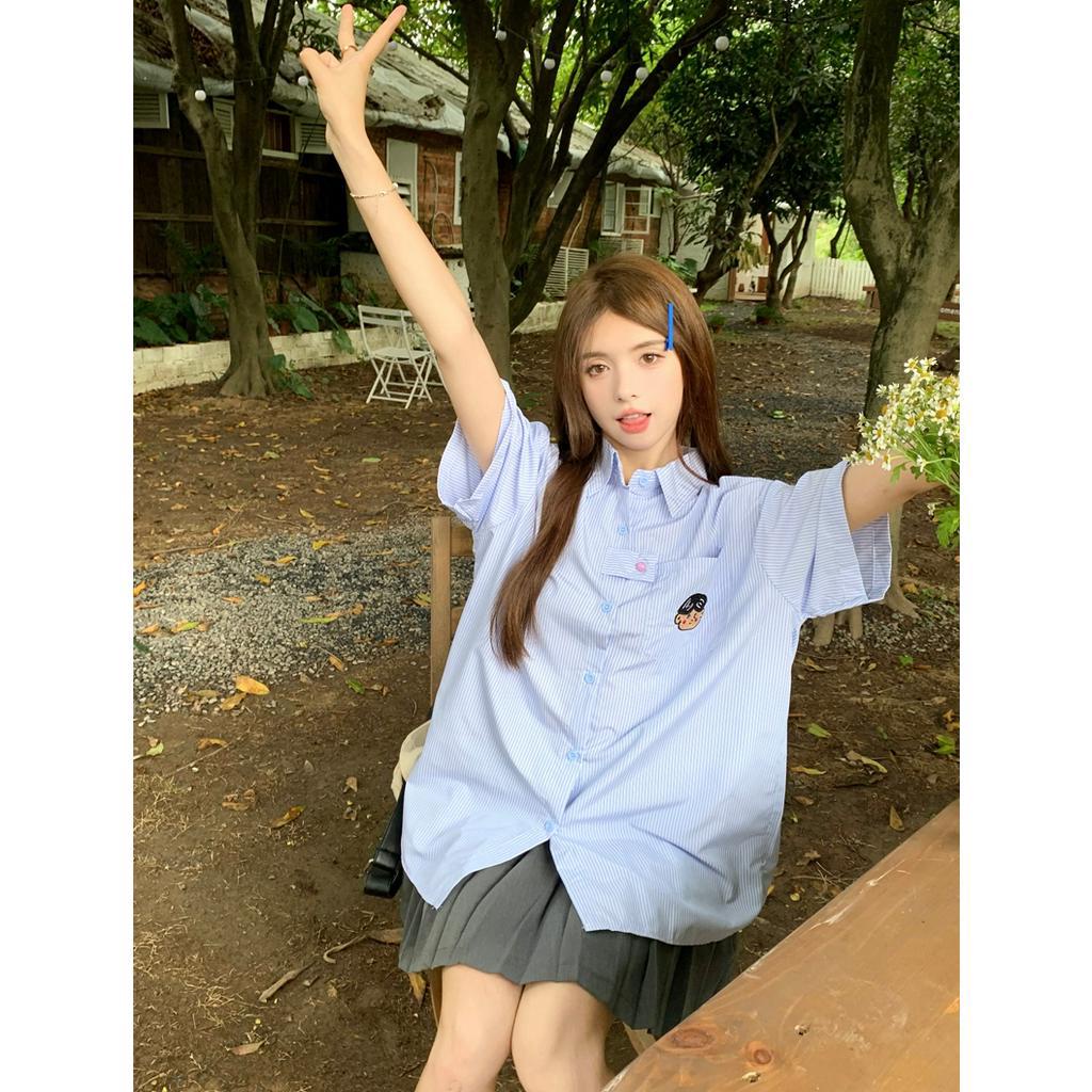 「 WELOVE1 」Áo Sơ Mi Tay Ngắn Kẻ Sọc Xanh Dương Thêu Họa Tiết Phong Cách Babydoll Hàn Quốc Thời Trang Mùa Hè Mới Cho Cặp Đôi