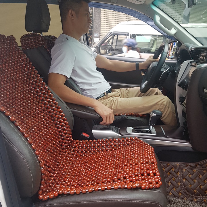 Đệm lót ghế ô tô hạt gỗ Nhãn 100% tự nhiên tựa lưng trên ô tô dạng cài mũ/ cài vai