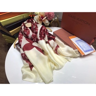 Khăn lv siêu hot sale còn 180k