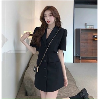 Đầm đen cổ váy phối nút Khoét eo