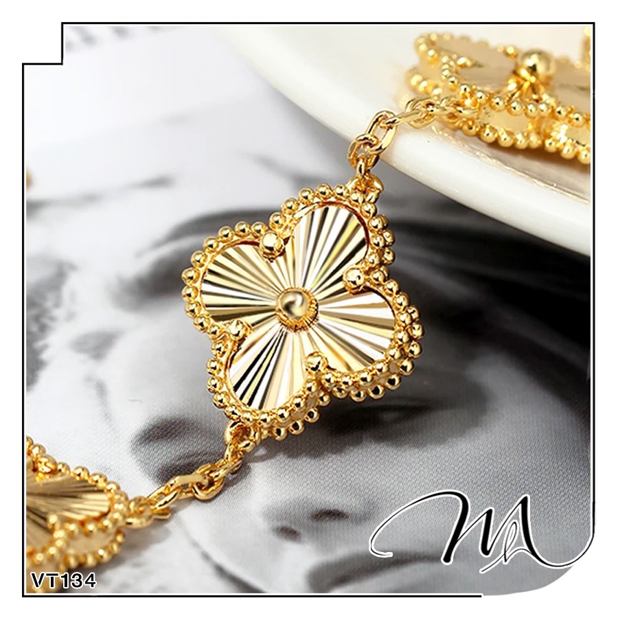 Lắc tay nữ Titan không gỉ 5 hoa 4 cánh chạm khắc sang chảnh - VT134