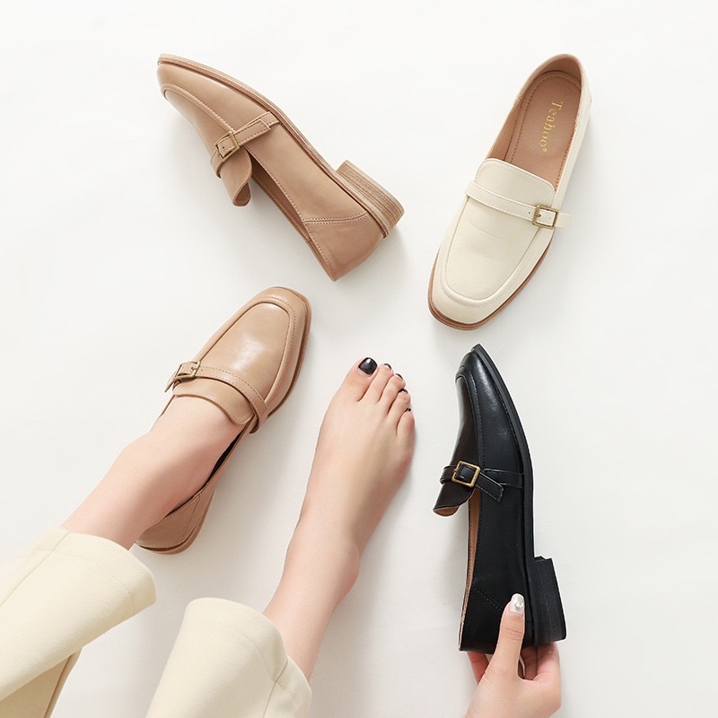 Giày loafer da mềm gắn khuy vuông