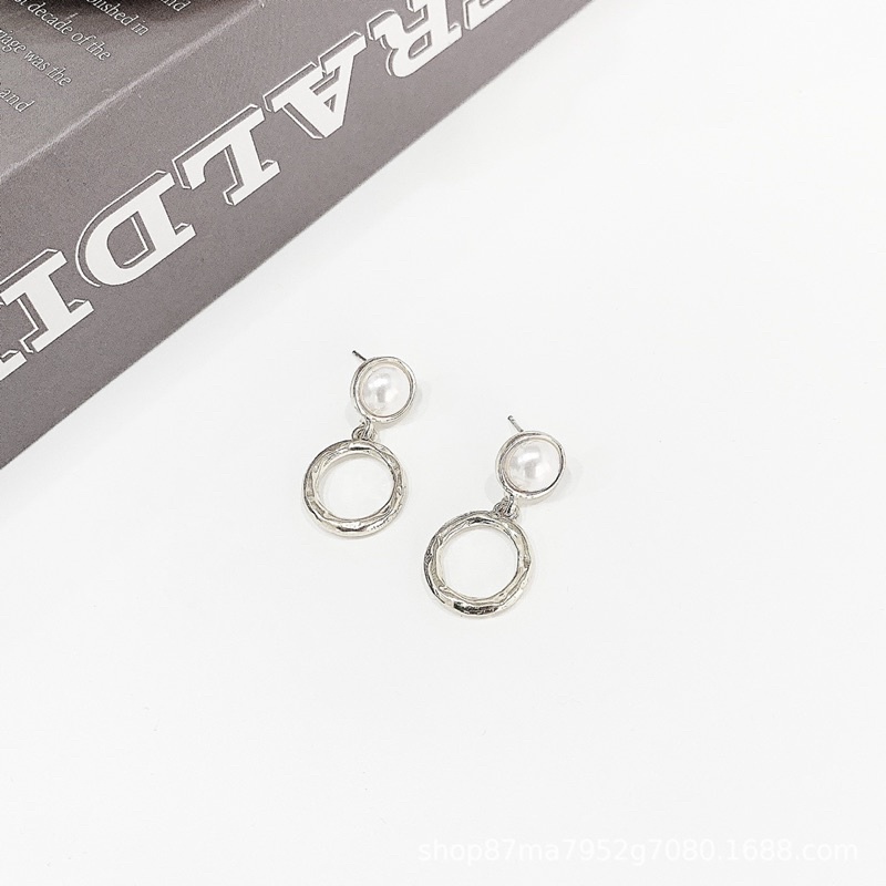 bông tai hạt châu nhân tạo và vòng tròn nhỏ xinh xắn