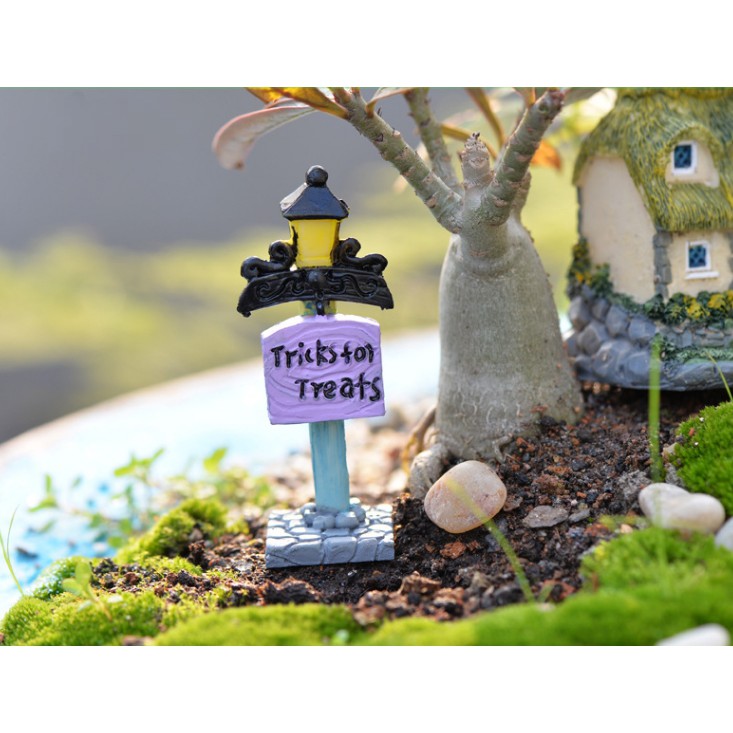 KHO-HN * Cột đèn vườn mùa Halloween Tricks or Treats dùng trang trí tiểu cảnh, terrarium, DIY