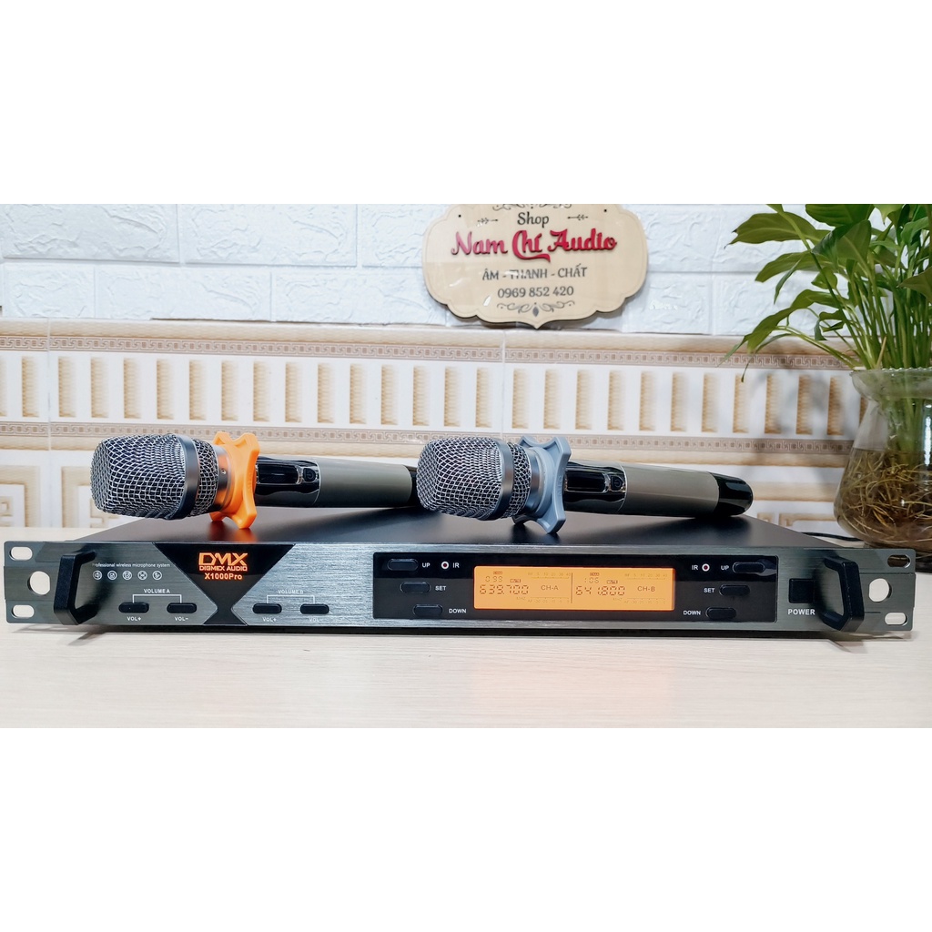 Micro không dây DMX 1000 karaoke nhẹ hút míc chống rú rít tốt tiết kiệm pin
